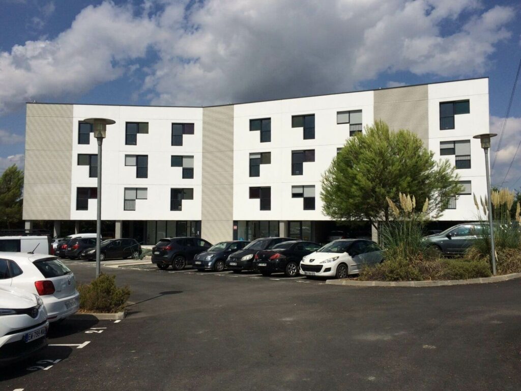 Logement collectif en béton préfabriqué avec bardage matricé et bardage lisse