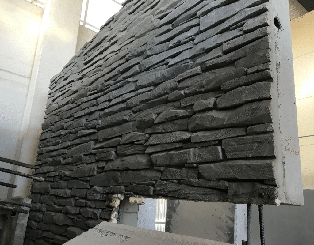 Fabrication en usine d'un mur texturé en béton préfabriqué